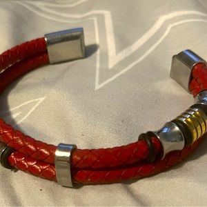 Men’s leather and stainless vintage bracelet.